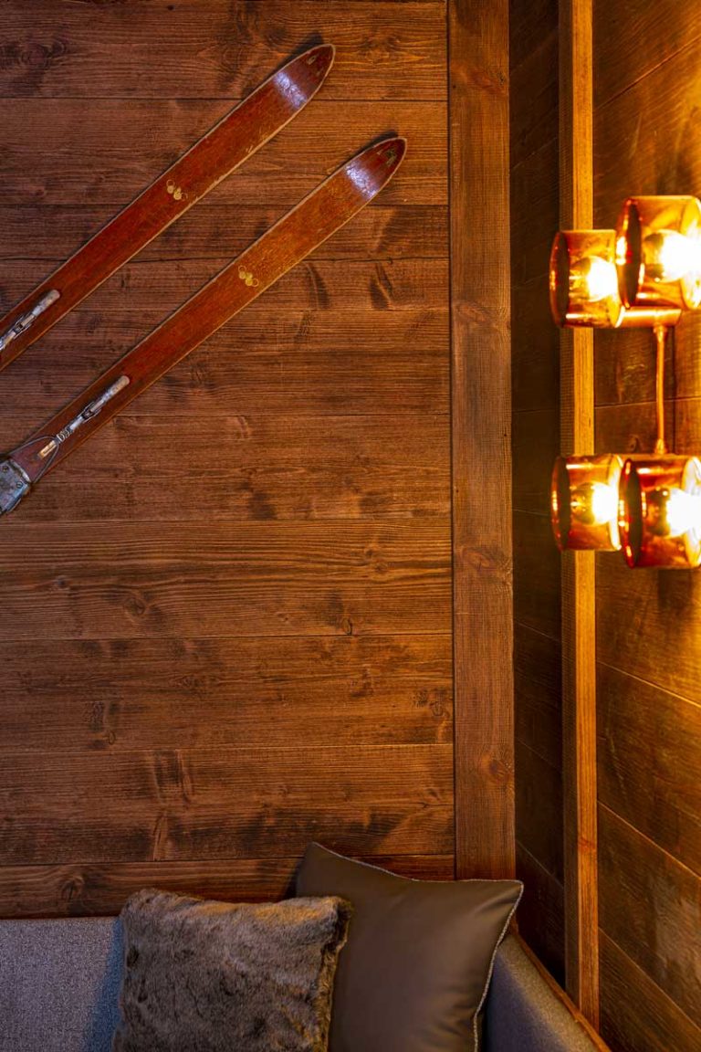 Dettagli: vecchi sci delle Olimpiadi 1956 - Ristorante Baita Piè Tofana - Cortina d’Ampezzo