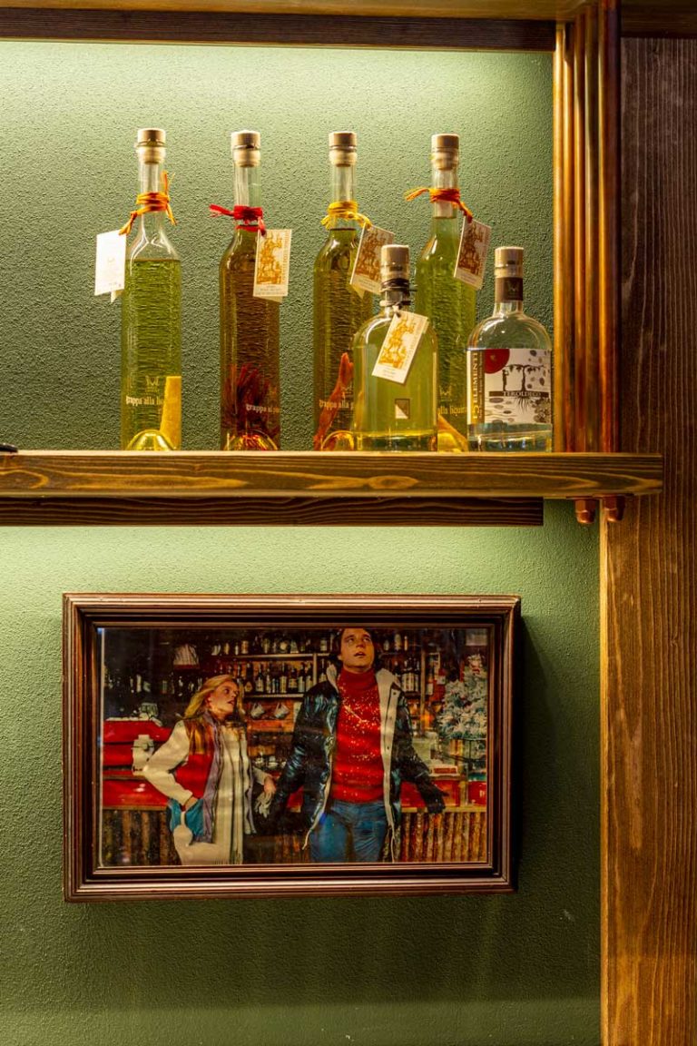 Dettagli: la foto di Christian De Sica e Karina Huff durante le riprese di Vacanze di Natale 1983 - Ristorante Baita Piè Tofana - Cortina d’Ampezzo