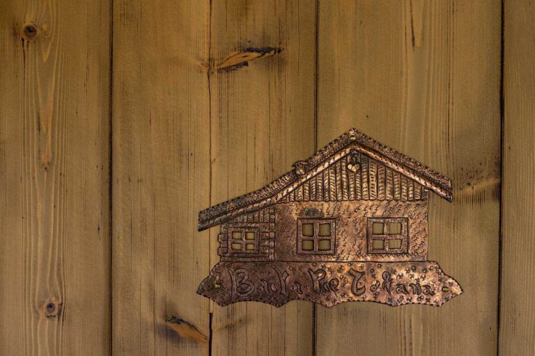 Dettaglio in rame recuperato dal vecchio camino - Ristorante Baita Piè Tofana - Cortina d’Ampezzo